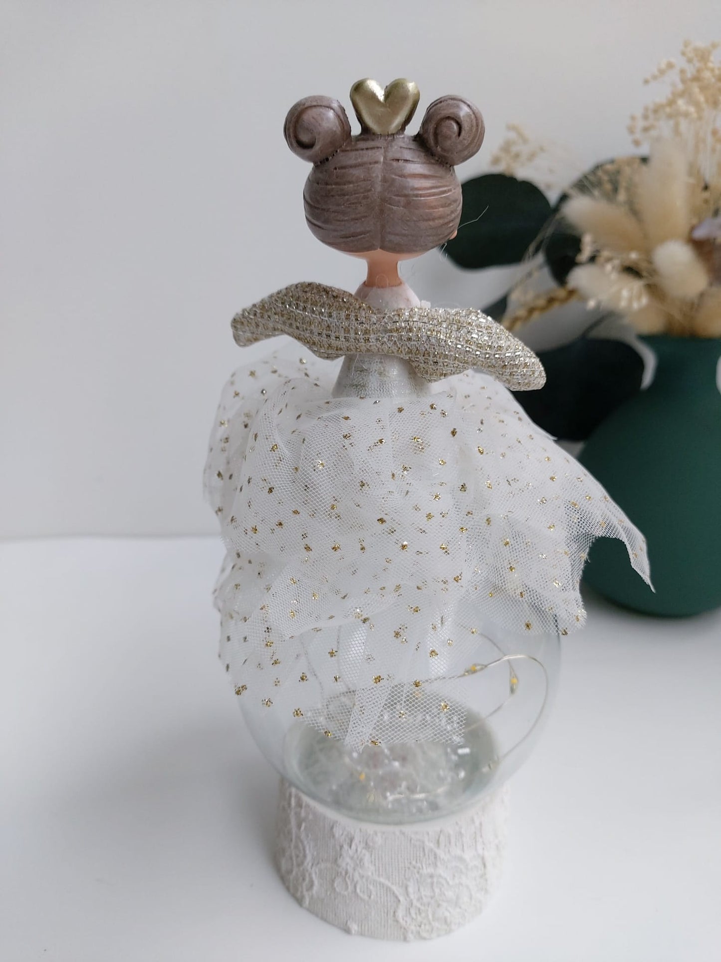 Ange sur boule lumineuse - Détail coeur