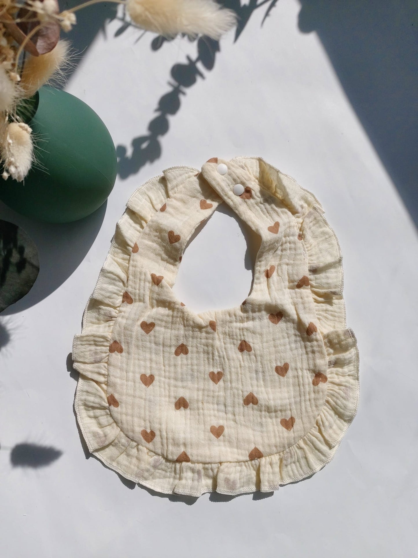 Bavoir à volants - Coeurs marron