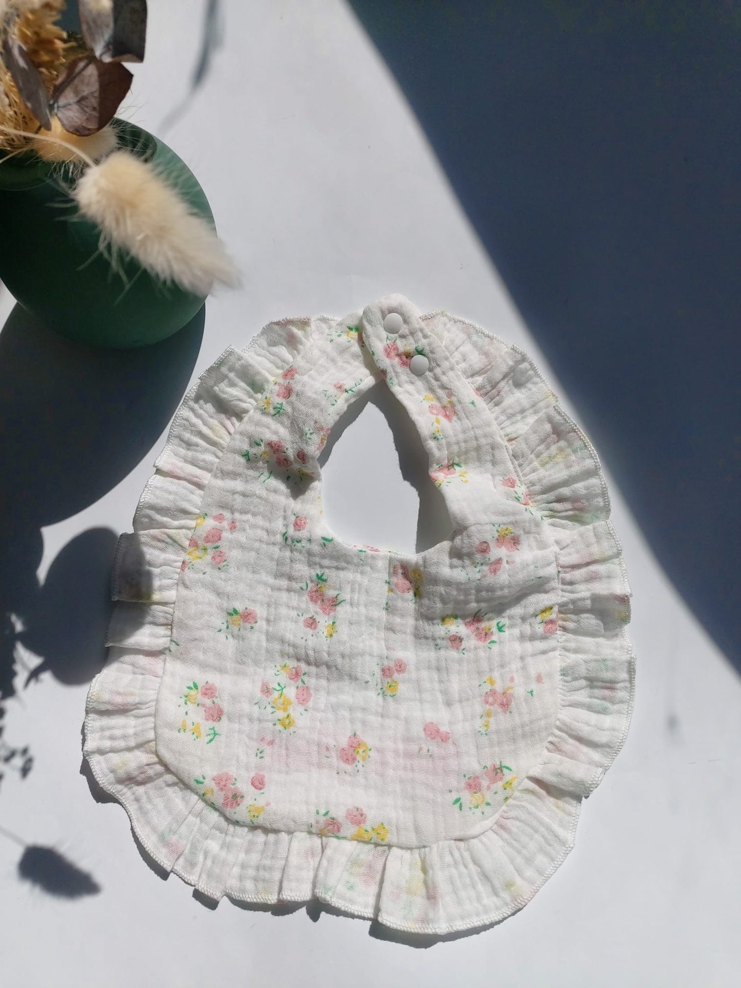 Bavoir à volants - Fleurs roses